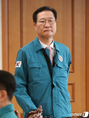 의사집단행동 중대본 회의 참석하는 박성재 장관