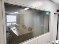 시야 충분히 확보되지 않아? 실제로 보니 훤하게 뚫린 진술녹화실