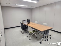 시야 충분히 확보되지 않아? 실제로 보니 훤하게 뚫린 진술녹화실