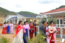 새로운 살림집에 입주하는 북한 은정축산농장 농장원들