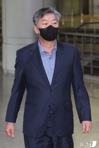 '함정 도입 비리 의혹' 김홍희 전 해경청장 영장심사 출석