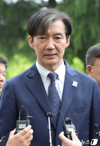 질의에 답변하는 조국 대표