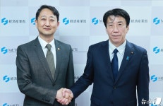 악수하는 안덕근 장관과 日경제산업성 대신