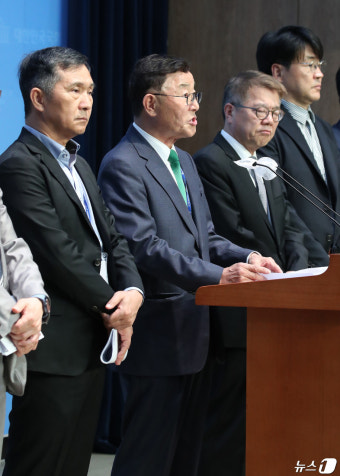 설문조사 결과 발표하는 김상균 위원장