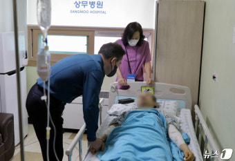 윤희근 경찰청장, 흉기에 다친 광주 경찰관 위문
