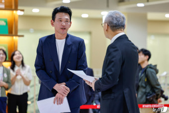 배우 황정민, 유인촌 장관과 '맥베스' 낭독회