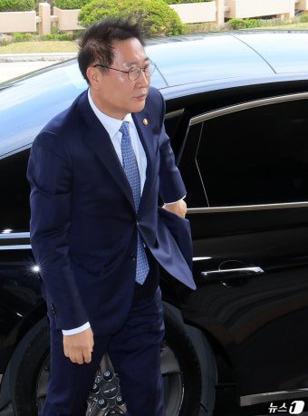 차에서 내리는 박성재 장관