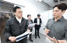 신산업 셀프스토리지 설명듣는 김병환 차관