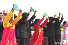 살림집 이용허가증 받고 기뻐하는 북한 신생농장 농장원들