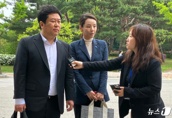공수처 출석하는 강미정 대변인