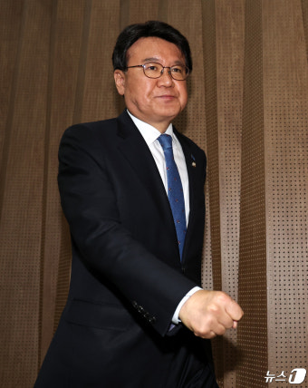 발걸음 옮기는 황운하 신임 원내대표