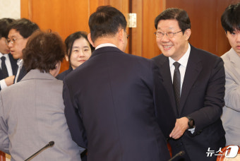 참석자들과 인사하는 노연홍 의료개혁특위원장