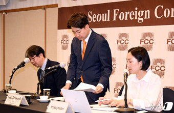 외신기자클럽 기자간담회 참석하는 이준석 대표