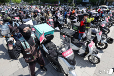 구호 외치는 배달 노동자들