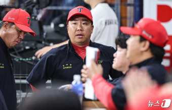경기 지켜보는 이범호 감독