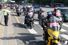 [뉴스1 PICK]안전운임제 도입하라…200여 대 오토바이 도심 행진