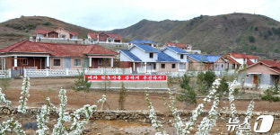 북한, 자강도 희천시 송지농장에서 살림집 입사모임 진행