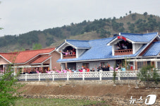 북한 희천시 송지농장에 건설된 새로운 살림집 전경