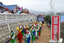 북한, 희천시 송지농장 살림집 입사모임 진행…어머니당의 은덕