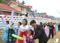 북한, 희천시 송지농장 살림집 입사모임 진행…다수확 열기 고조
