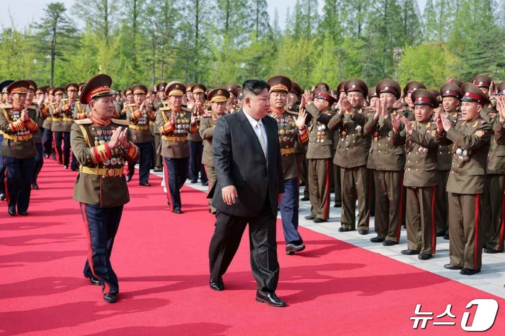 김정은, 김일성정치대학 방문 강조…군의 사상 무장과 군사 기술력 강화