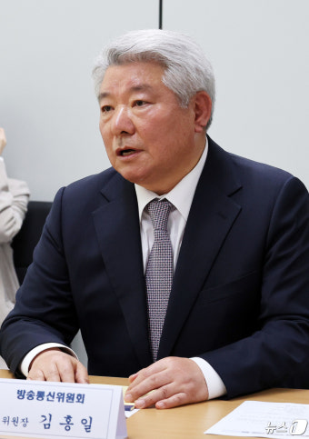 방송회관 찾은 김홍일 방통위원장
