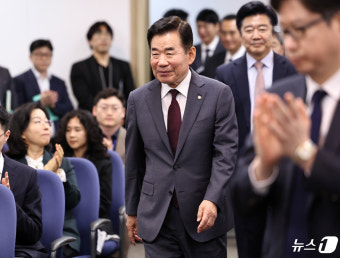입법조사처 기념식 참석하는 김진표 의장