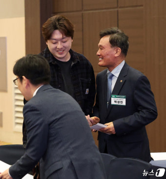 박성민 의협 대위원회 의장과 인사하는 박단 비대위원장