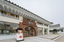 "갓 쓴 선비 할리베어와 찰칵"…할리스, '경주용강DT점' 개점