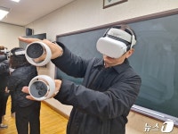 “와, 신세계다” 가상현실 고글로 어르신 안전교육