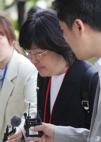 공수처 재출석한 유재은 법무관리관