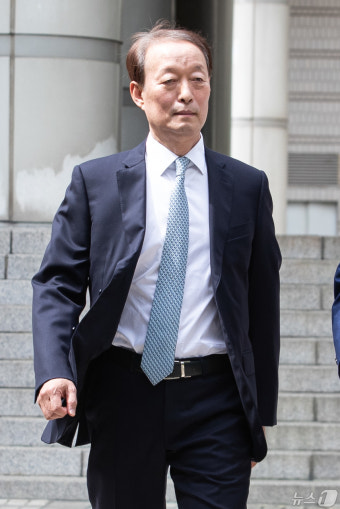 백운규 전 산자부 장관, '블랙리스트 의혹' 첫 공판 마치고