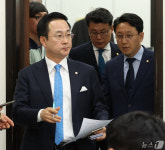 영수회담 브리핑 참석하는 박성준 대변인