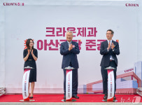 손뼉치는 윤영달 크라운제과 회장