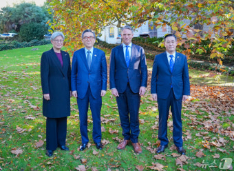 기념 촬영하는 한·호주 국방·외교 장관