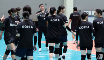 첫 공개 훈련 나선 '女 배구' 페르난도 모랄레스 체제