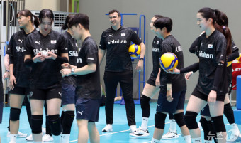 미소 짓는 페르난도 모랄레스 여자배구 국가대표팀 감독