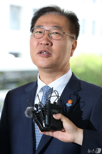 취재진 질문에 답하는 박성재 법무부 장관