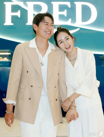 연정훈한가인, 결혼 후 첫 동반 공식 론칭 행사 참석