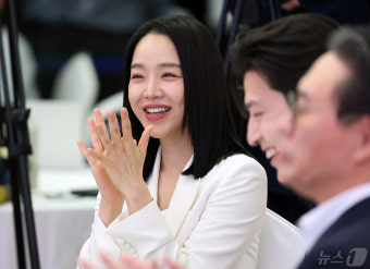 신혜선, 국세청 홍보대사의 미소