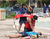 심폐소생술 훈련하는 라이프가드