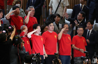 채상병특검법 통과에 거수경례하는 해병대 예비역
