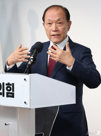 취재진 질문 받는 황우여 비대위원장