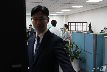 검찰, 윤관석 의원 '뇌물 혐의' 국회 법제실 압수수색