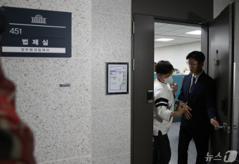 검찰, 윤관석 의원 '뇌물' 혐의…국회 법제실 압수수색