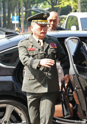 공수처 조사위해 차에서 내리는 김계환 해병대사령관