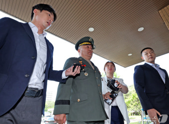 '채상병 수사 외압' 김계환 해병대 사령관 공수처 출석…질문엔 '묵묵부답'
