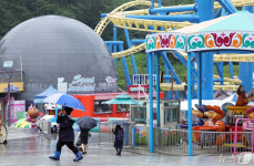 비 내리는 어린이날의 야외 놀이공원 상황은?