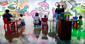 엄마 아빠와 상상 속 동물원 그리기