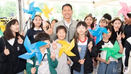 어린이와 함께 사진찍는 김장호 구미시장